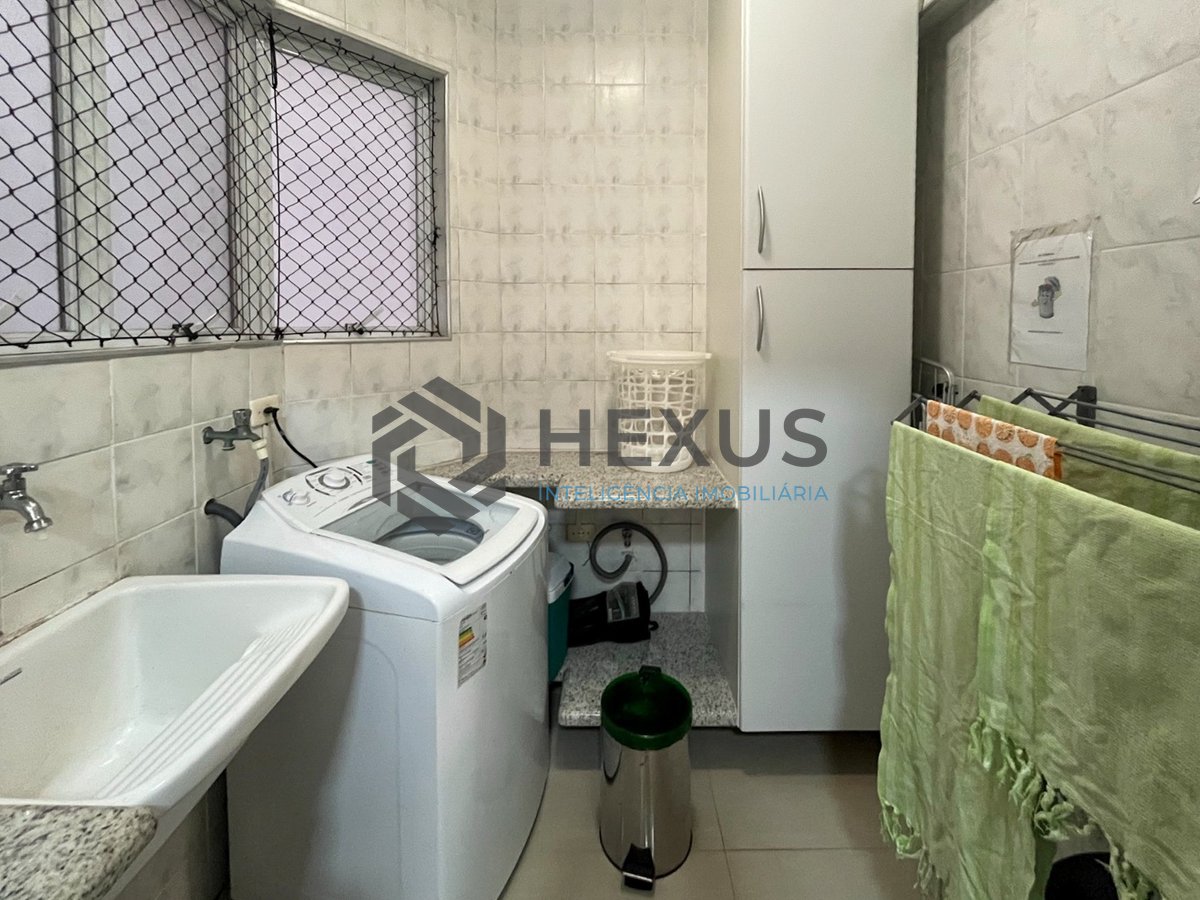 Foto 10 de Apartamento beira mar com varanda e lazer completo na Praia da Enseada, Guaruja