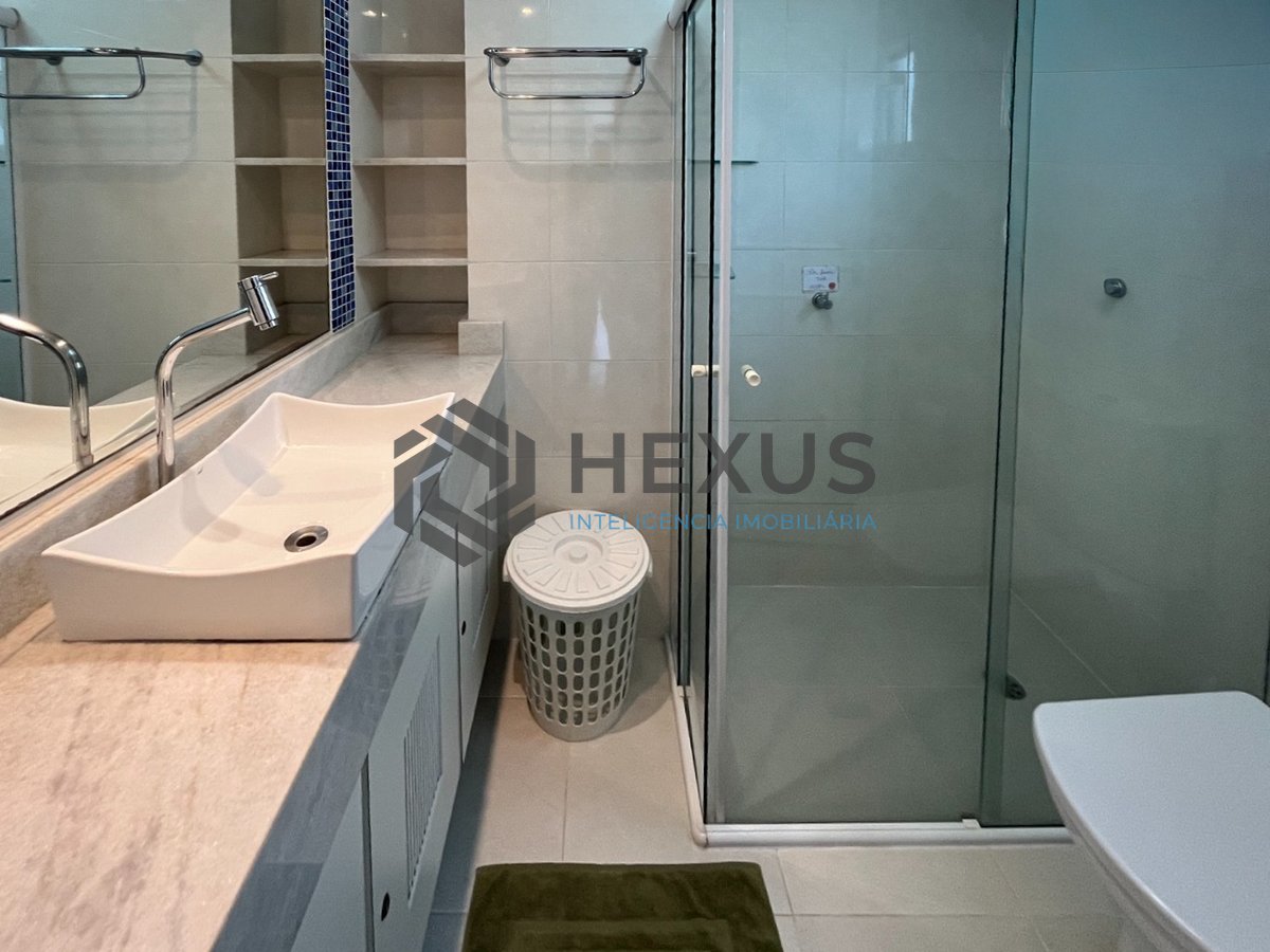 Foto 17 de Apartamento beira mar com varanda e lazer na Praia da Enseada, Guaruja