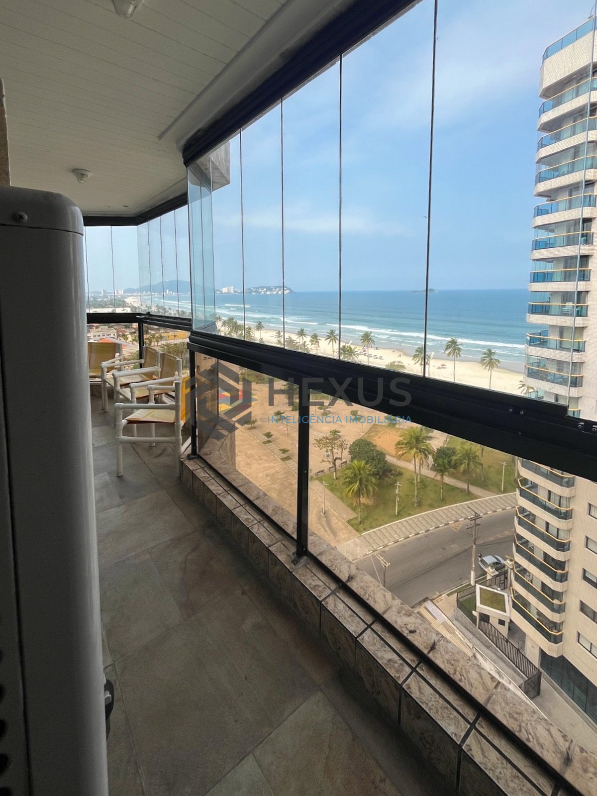 Foto 21 de Apartamento beira mar com varanda, vista mar e lazer na Praia da Enseada, Guaruja