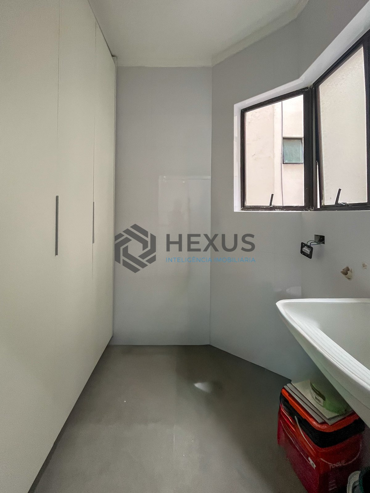 Foto 9 de Apartamento reformado beira mar com varanda e lazer na Praia da Enseada, Guaruja