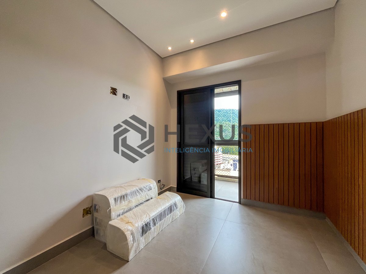 Foto 10 de Apartamento reformado beira mar com varanda e lazer na Praia da Enseada, Guaruja