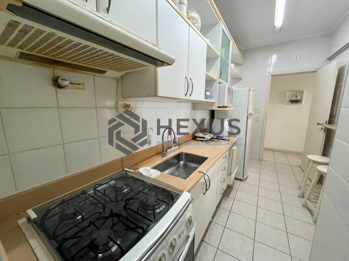 Foto 12 de Apartamento beira mar com varanda e lazer na Praia da Enseada, Guaruja