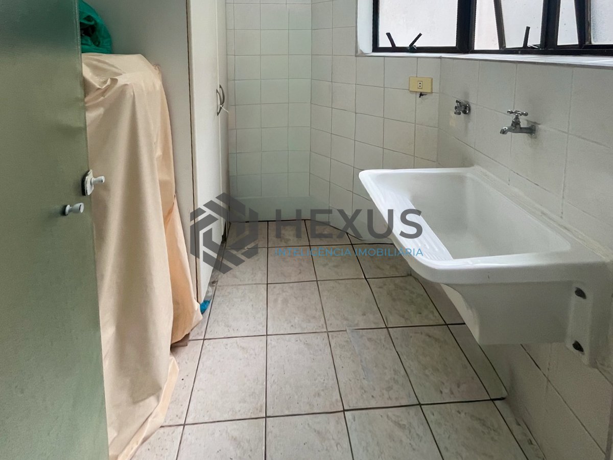 Foto 13 de Apartamento beira mar com varanda e lazer na Praia da Enseada, Guaruja