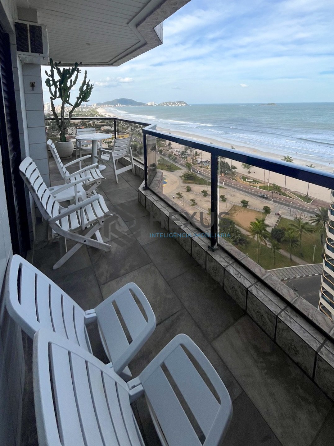 Foto 20 de Apartamento beira mar com varanda e lazer na Praia da Enseada, Guaruja