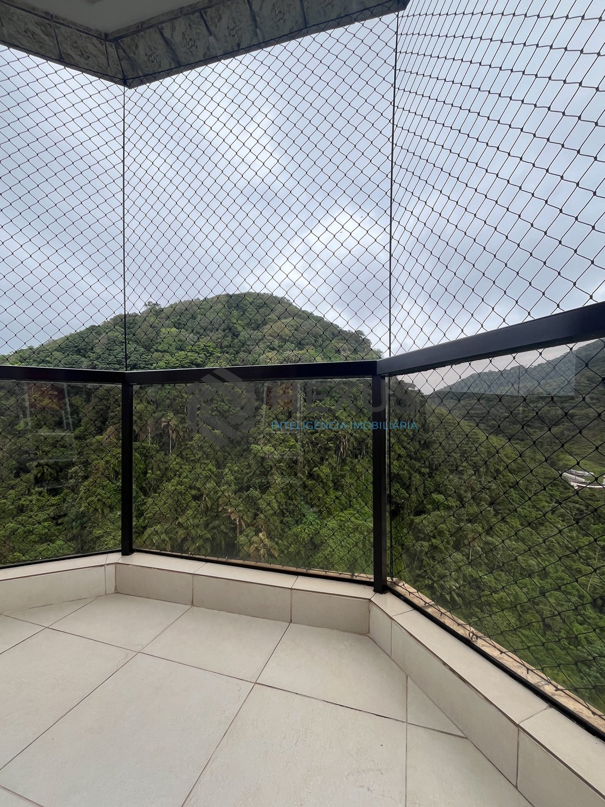 Foto 13 de Apartamento beira mar com varanda e lazer na Praia da Enseada, Guaruja