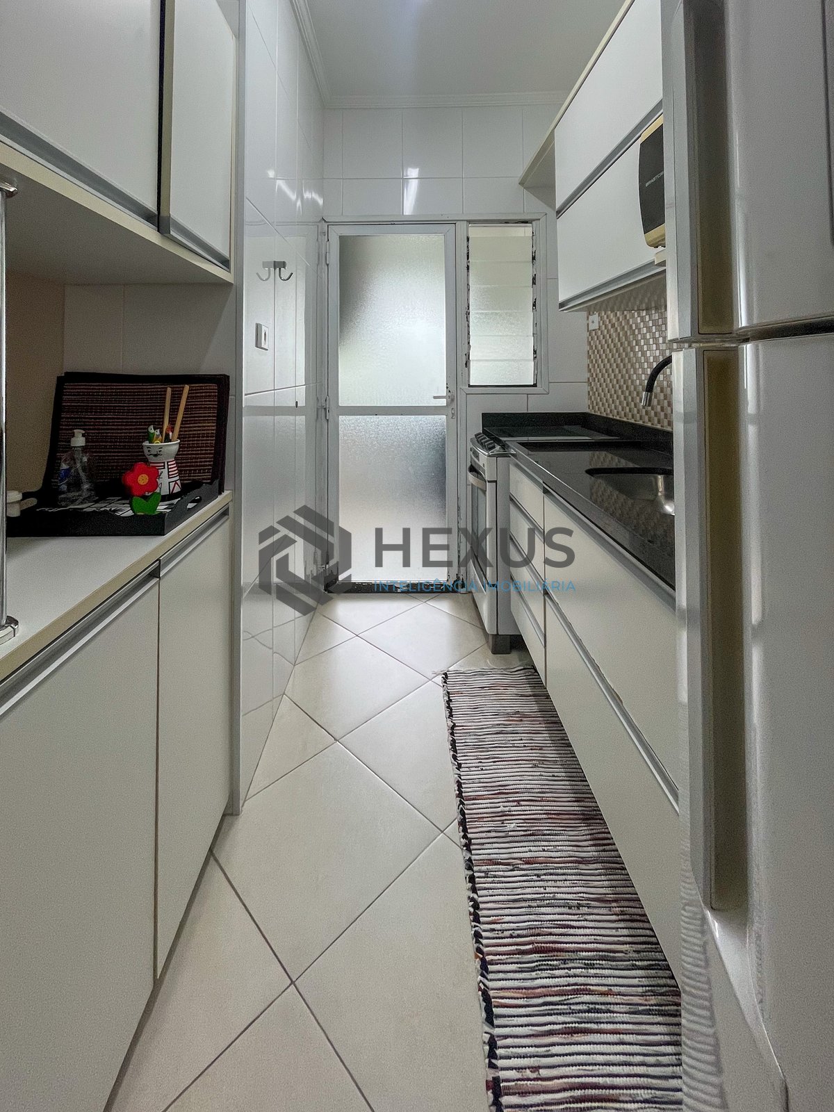 Foto 16 de Apartamento beira mar com varanda e lazer na Praia da Enseada, Guaruja