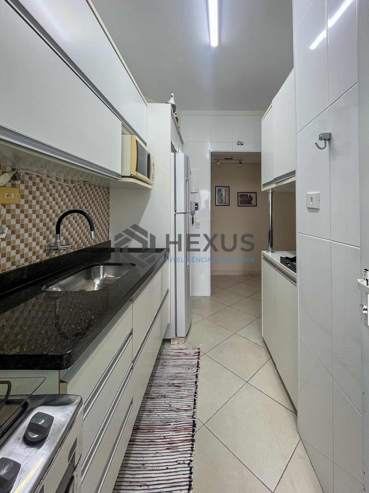 Foto 17 de Apartamento beira mar com varanda e lazer na Praia da Enseada, Guaruja