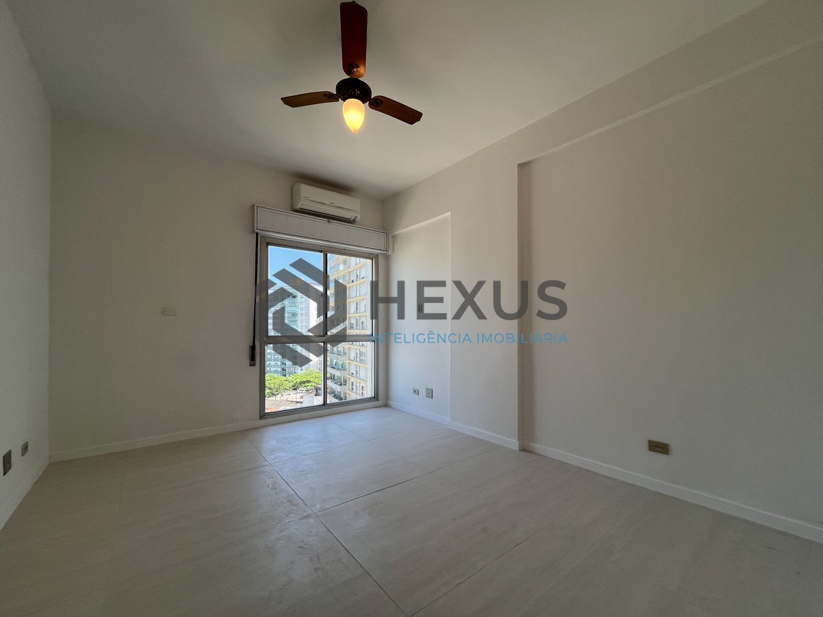 Foto 16 de Apartamento frente mar com varanda e vista mar na Praia das Pitangueiras, Guaruja