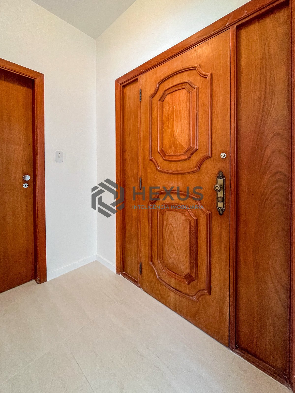 Foto 10 de Apartamento frente mar com varanda e vista mar na Praia das Pitangueiras, Guaruja