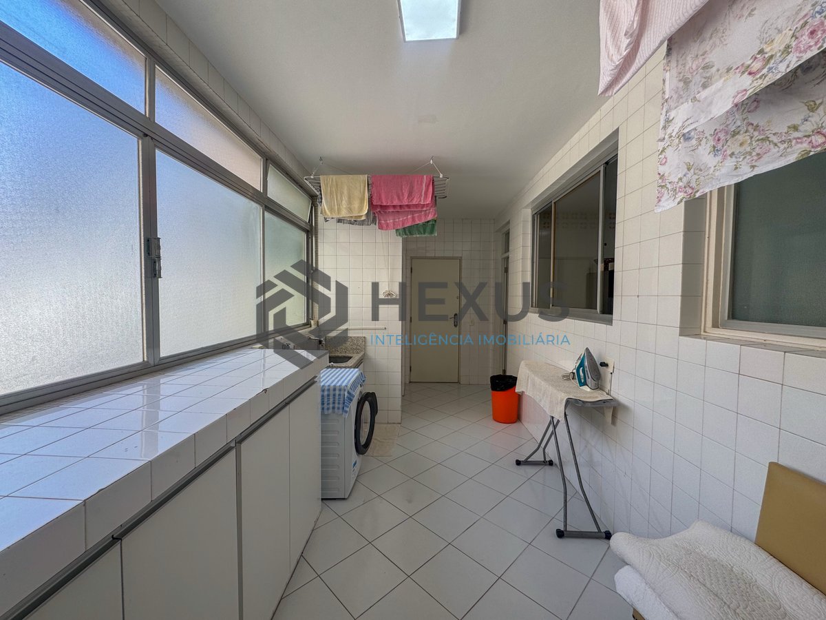 Foto 25 de Apartamento reformado frente mar com varanda na Praia das Pitangueiras, Guaruja