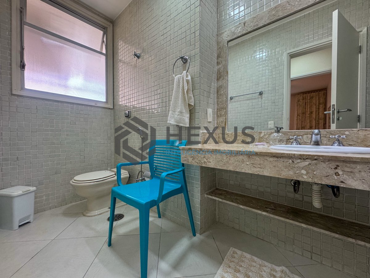Foto 30 de Apartamento reformado frente mar com varanda na Praia das Pitangueiras, Guaruja
