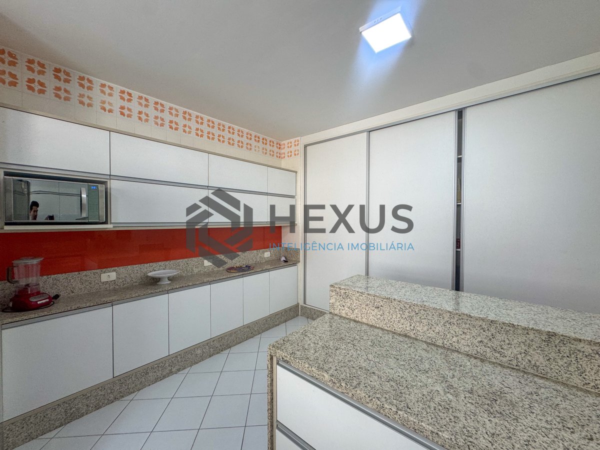 Foto 32 de Apartamento reformado frente mar com varanda na Praia das Pitangueiras, Guaruja