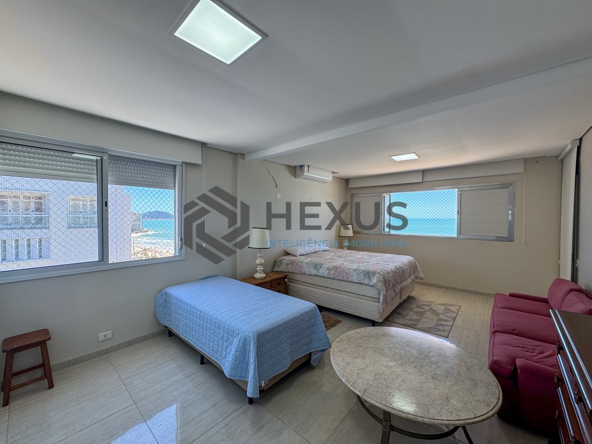 Foto 15 de Apartamento reformado frente mar com varanda na Praia das Pitangueiras, Guarujá