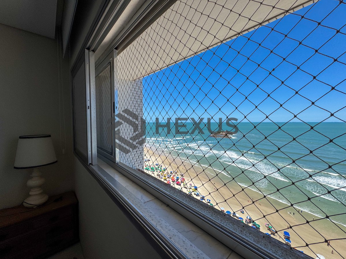 Foto 17 de Apartamento reformado frente mar com varanda na Praia das Pitangueiras, Guarujá
