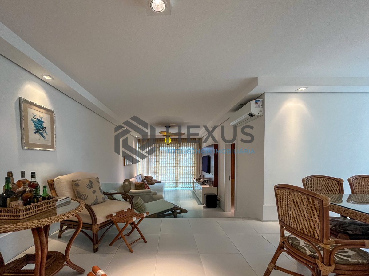 Foto 2 de Apartamento com varanda e vista mar na quadra mar da Praia das Pitangueiras, Guaruja