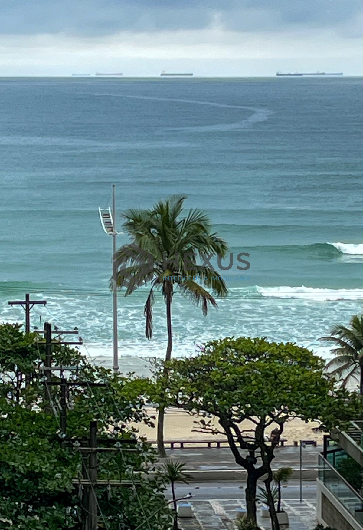 Foto 11 de Apartamento com varanda e vista mar na quadra mar da Praia das Pitangueiras, Guaruja