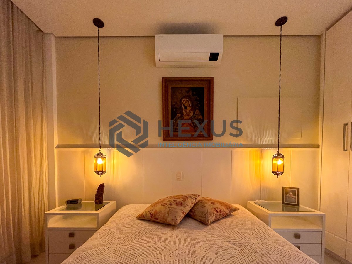 Foto 14 de Apartamento com varanda e vista mar na quadra mar da Praia das Pitangueiras, Guaruja