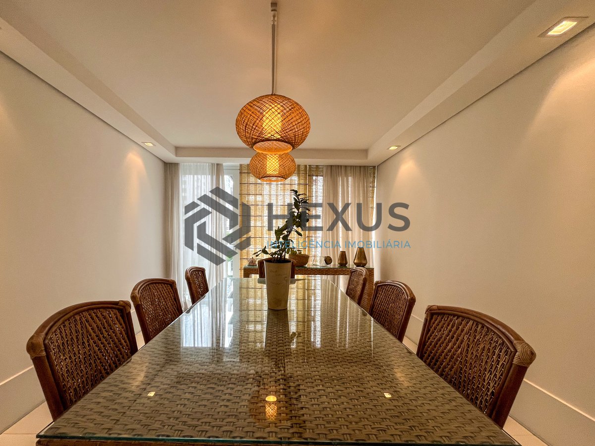 Foto 3 de Apartamento com varanda e vista mar na quadra mar da Praia das Pitangueiras, Guaruja