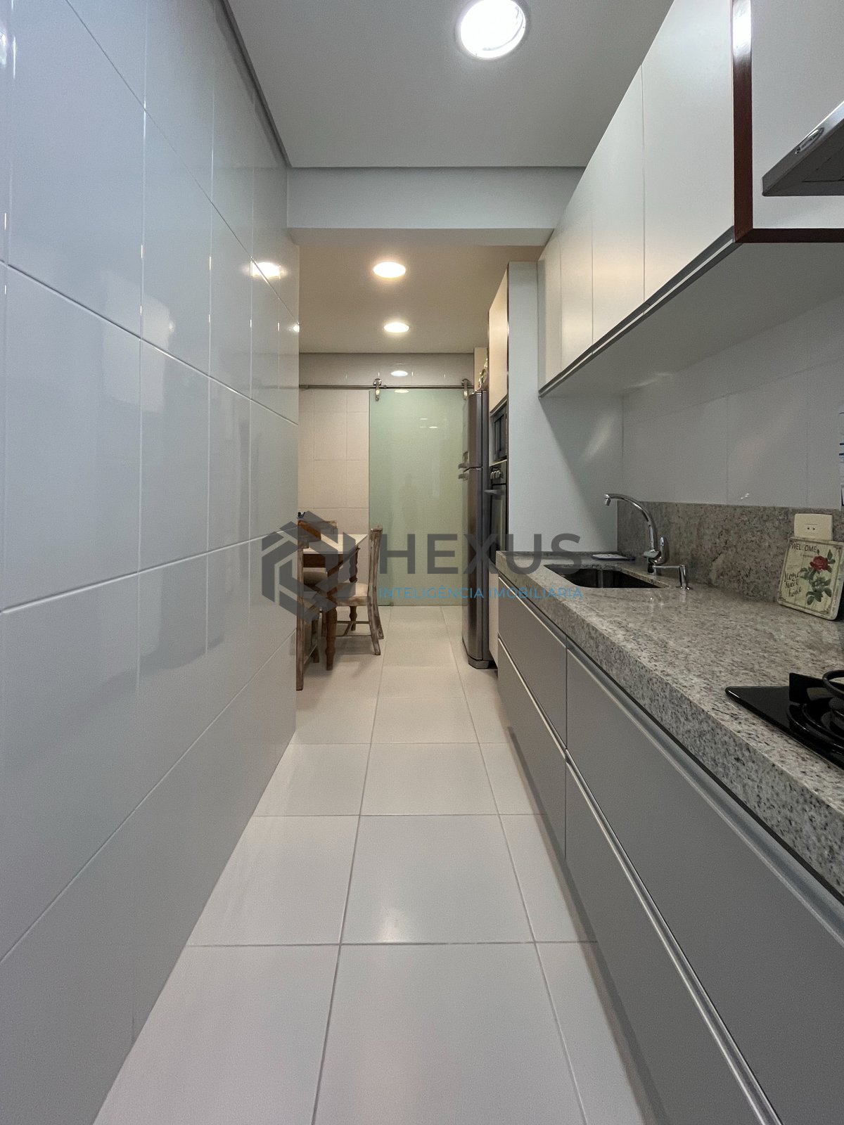 Foto 31 de Apartamento com varanda e vista mar na quadra mar da Praia das Pitangueiras, Guaruja