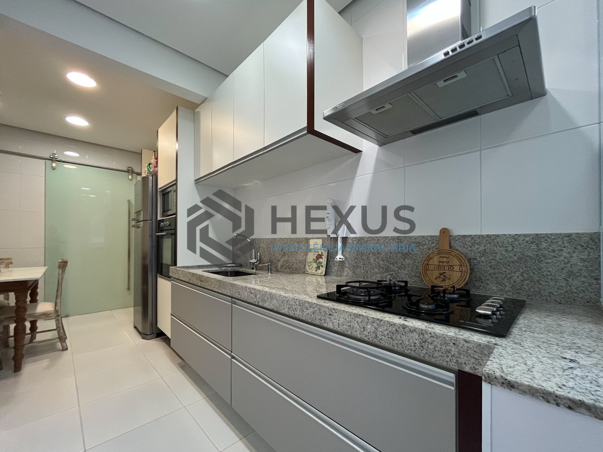 Foto 32 de Apartamento com varanda e vista mar na quadra mar da Praia das Pitangueiras, Guaruja