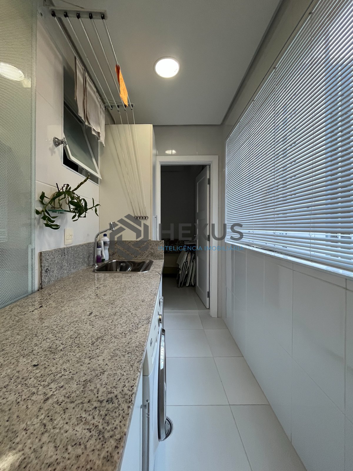 Foto 34 de Apartamento com varanda e vista mar na quadra mar da Praia das Pitangueiras, Guaruja