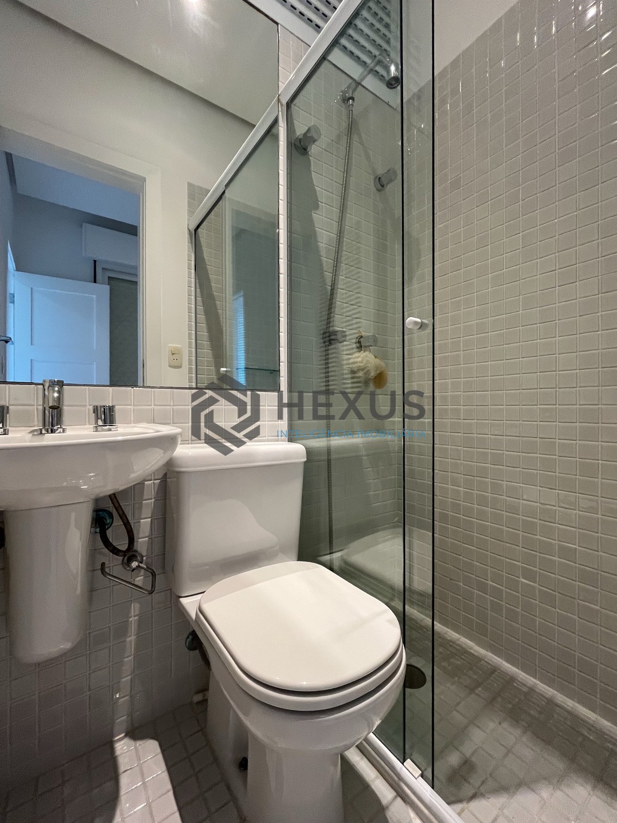 Foto 37 de Apartamento com varanda e vista mar na quadra mar da Praia das Pitangueiras, Guaruja