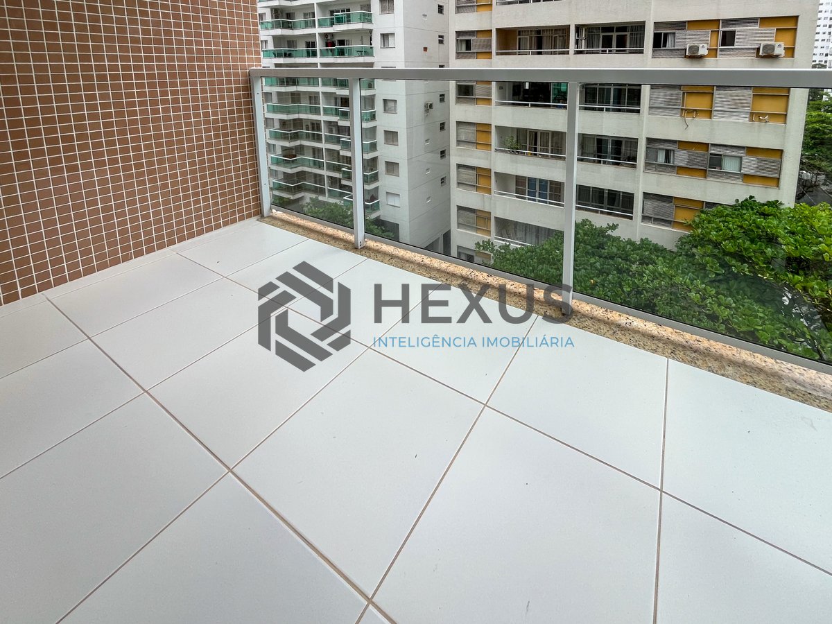 Foto 10 de Apartamento com varanda e vista mar na quadra mar da Praia das Pitangueiras, Guaruja