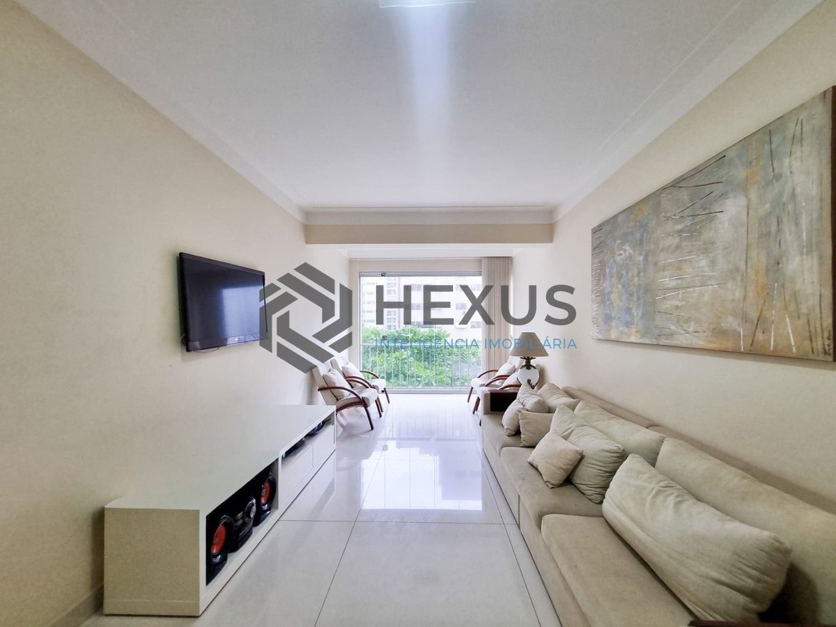 Foto 2 de Apartamento com varanda a uma quadra da Praia das Pitangueiras, Guaruja