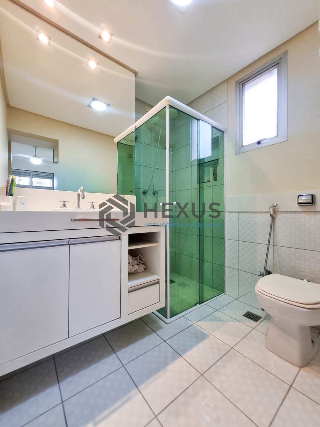 Foto 16 de Apartamento com varanda a uma quadra da Praia das Pitangueiras, Guaruja