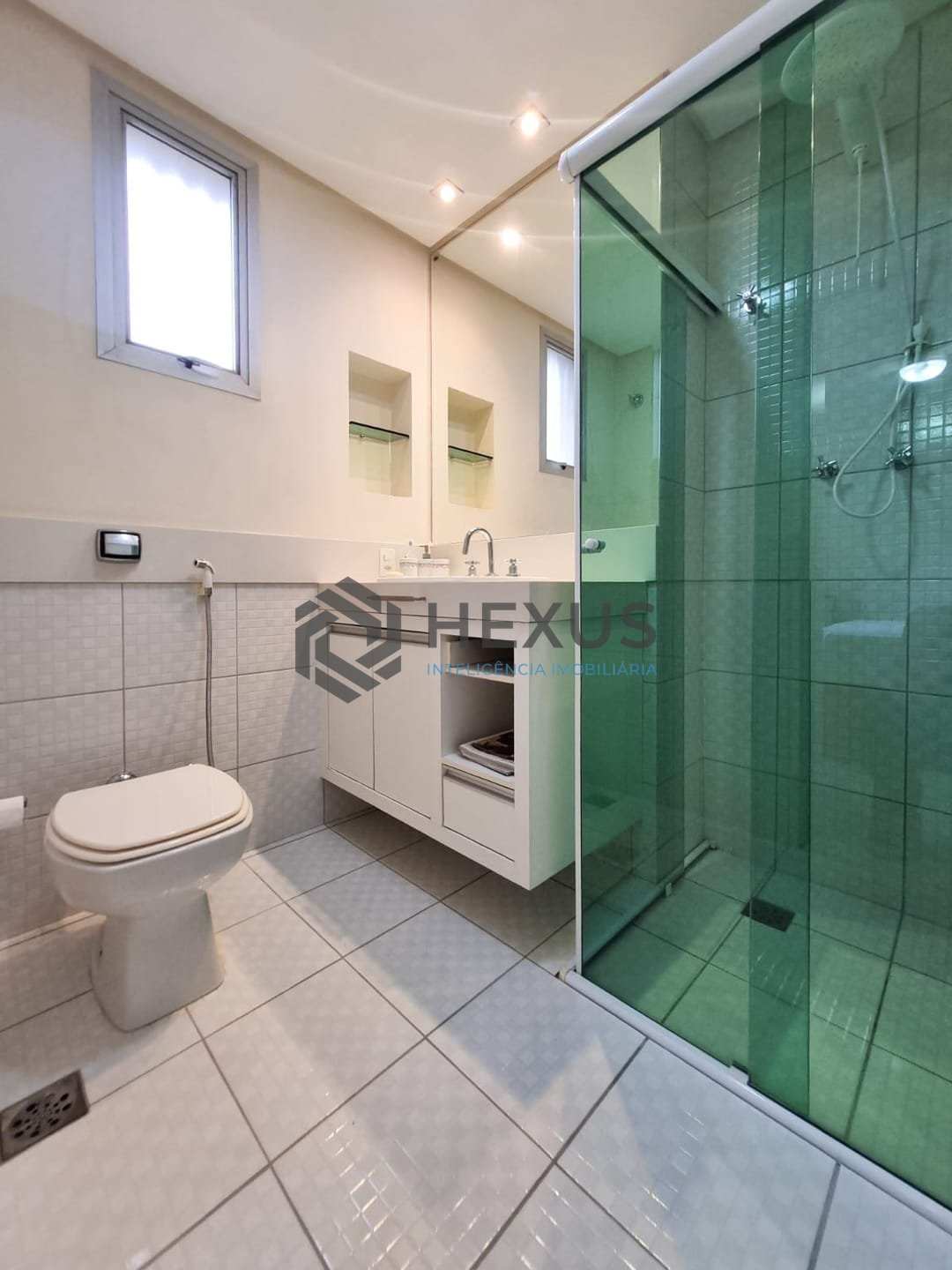 Foto 21 de Apartamento com varanda a uma quadra da Praia das Pitangueiras, Guaruja
