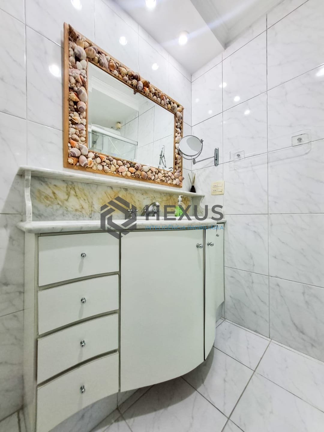 Foto 17 de Apartamento com varanda e lazer a uma quadra da Praia das Pitangueiras, Guaruja