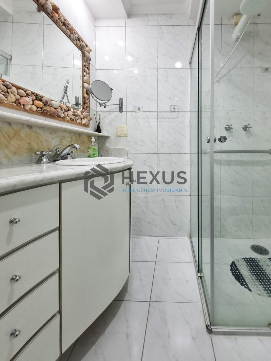 Foto 18 de Apartamento com varanda e lazer a uma quadra da Praia das Pitangueiras, Guaruja