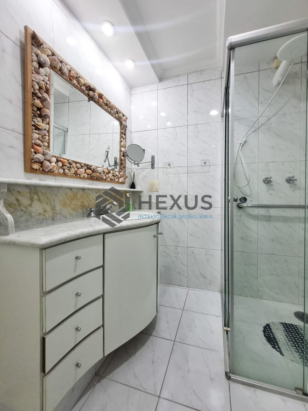 Foto 19 de Apartamento com varanda e lazer a uma quadra da Praia das Pitangueiras, Guaruja