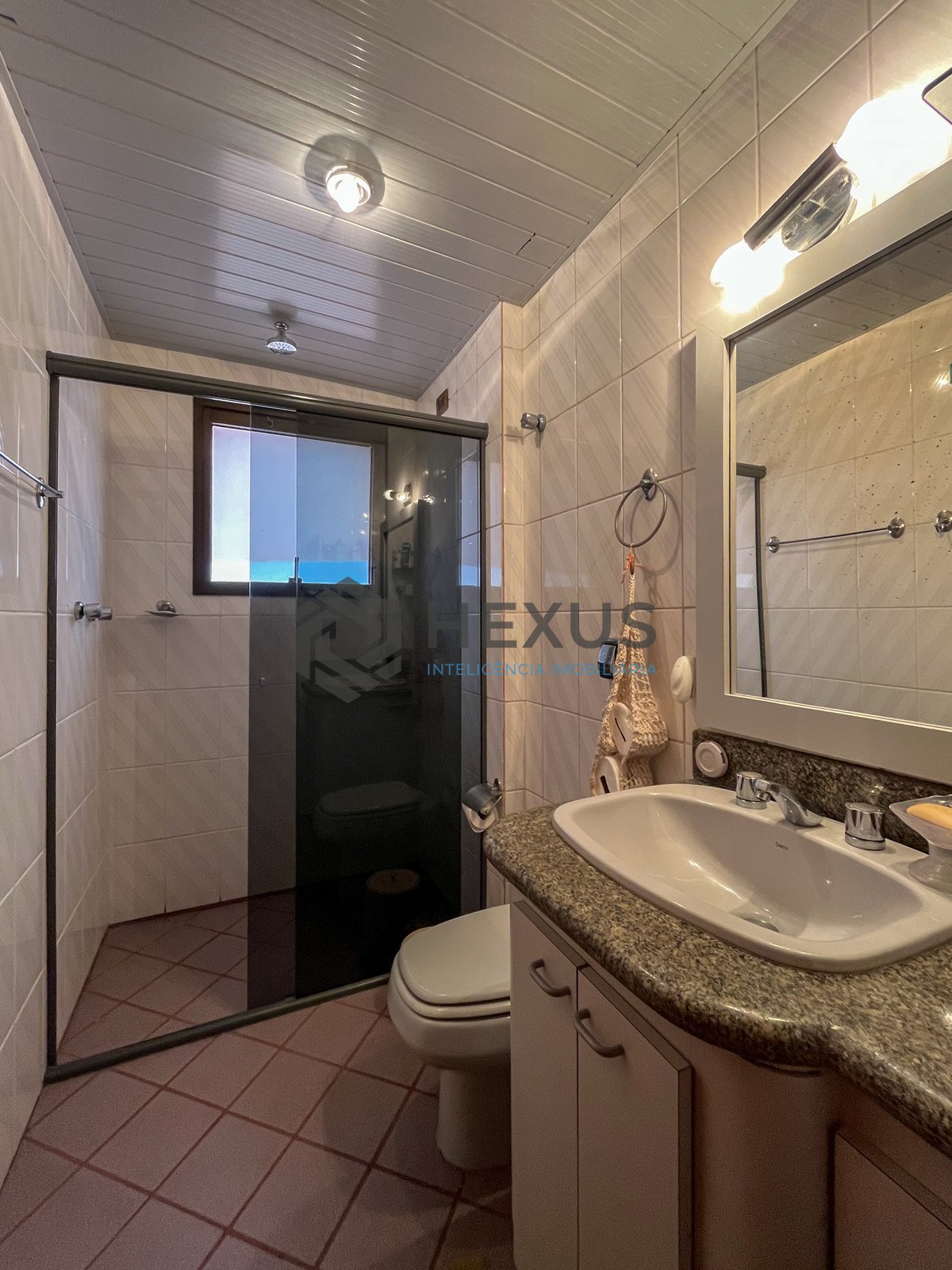 Foto 21 de Apartamento com varanda a duas quadras da Praia das Pitangueiras, Guaruja