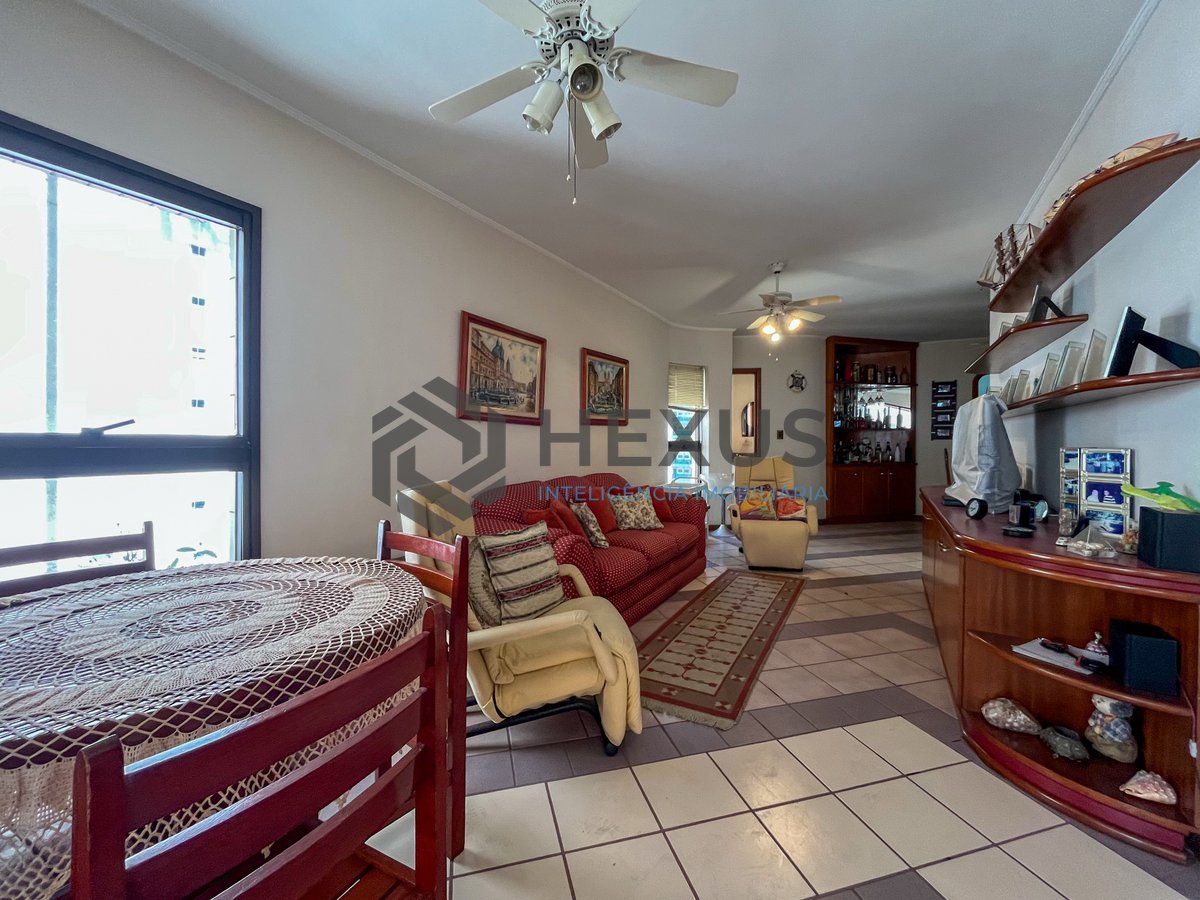 Foto 4 de Apartamento com varanda a duas quadras da Praia das Pitangueiras, Guaruja