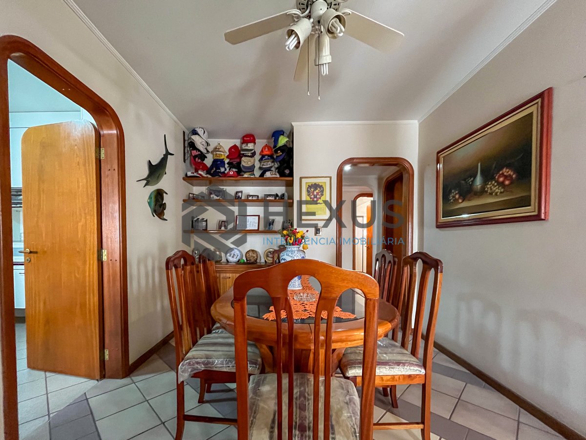 Foto 6 de Apartamento com varanda a duas quadras da Praia das Pitangueiras, Guaruja