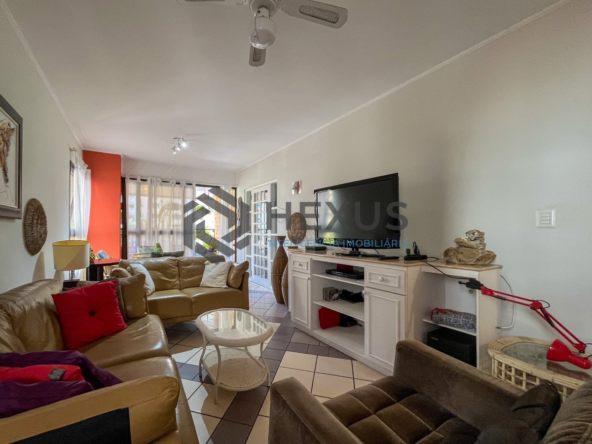 Foto 2 de Apartamento com varanda a duas quadras da Praia das Pitangueiras, Guaruja