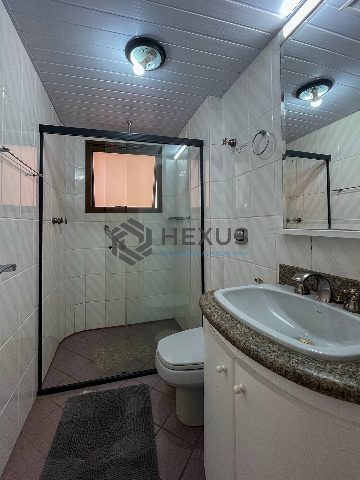 Foto 16 de Apartamento com varanda a duas quadras da Praia das Pitangueiras, Guaruja