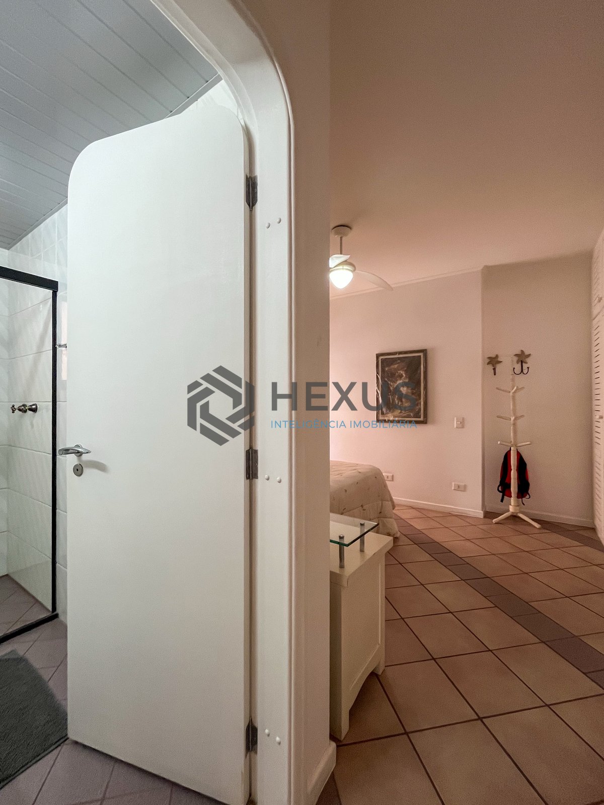 Foto 17 de Apartamento com varanda a duas quadras da Praia das Pitangueiras, Guaruja