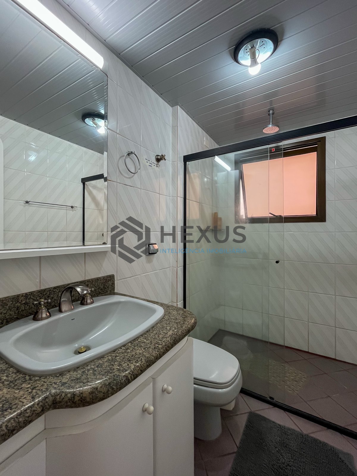 Foto 21 de Apartamento com varanda a duas quadras da Praia das Pitangueiras, Guaruja