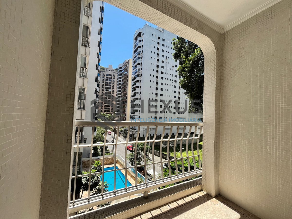 Foto 11 de Apartamento frente rua com varanda e vista livre na Praia das Pitangueiras, Guaruja