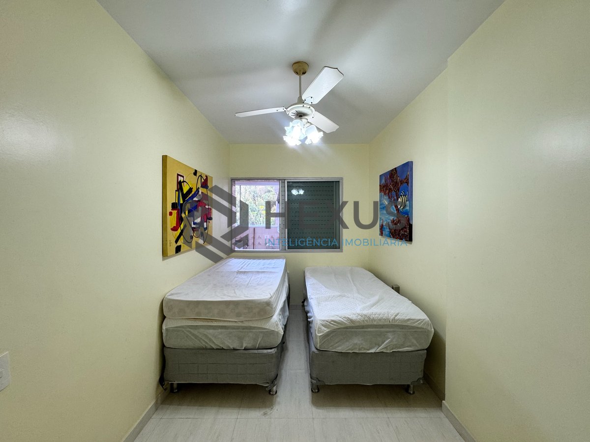 Foto 15 de Apartamento reformado com varanda vista mar e lazer a 80m da praia nas Pitangueiras, Guarujá