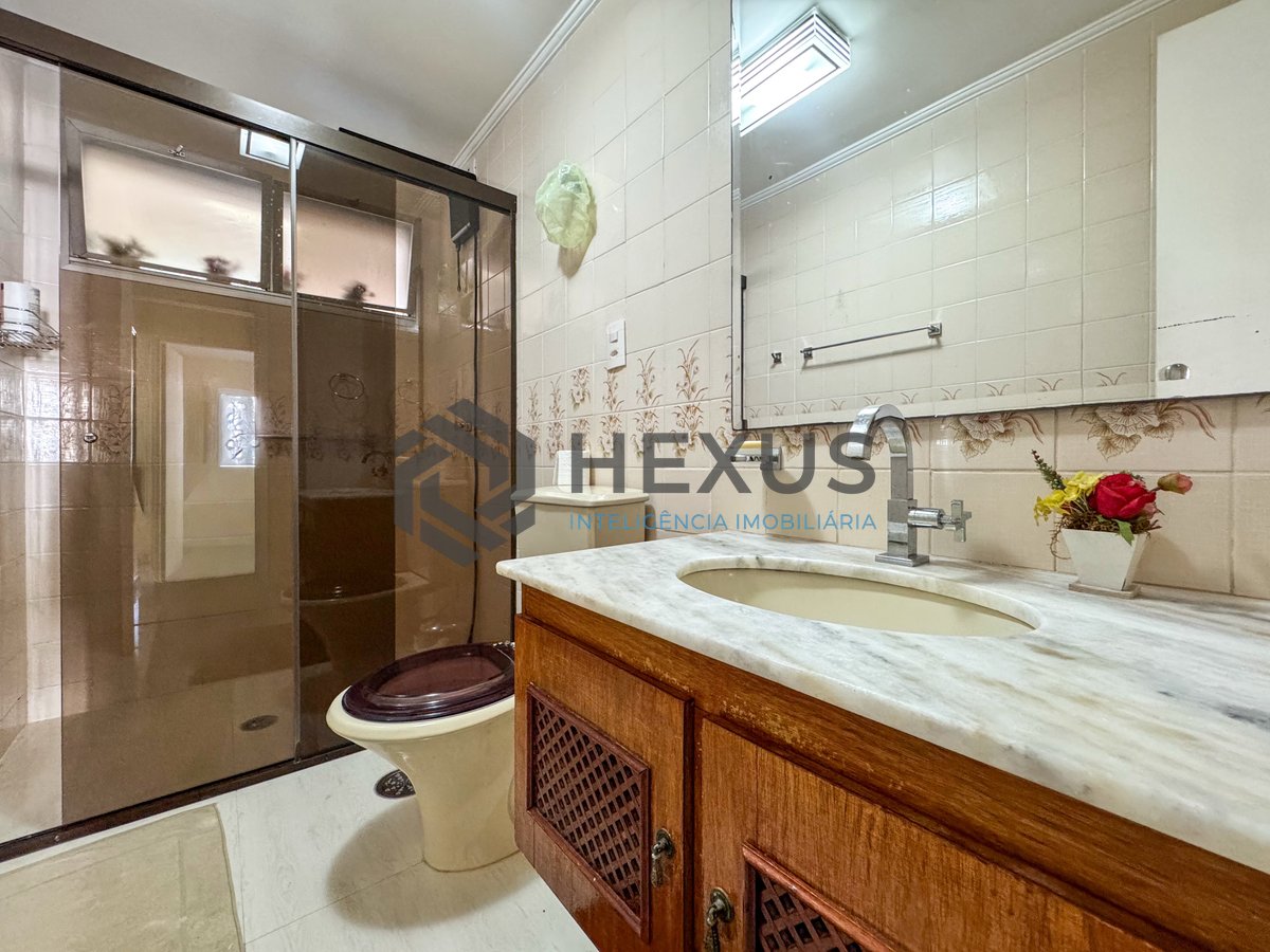 Foto 17 de Apartamento reformado com varanda vista mar e lazer a 80m da praia nas Pitangueiras, Guarujá