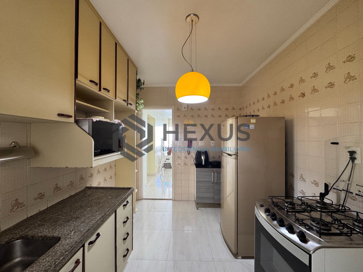 Foto 20 de Apartamento reformado com varanda vista mar e lazer a 80m da praia nas Pitangueiras, Guarujá