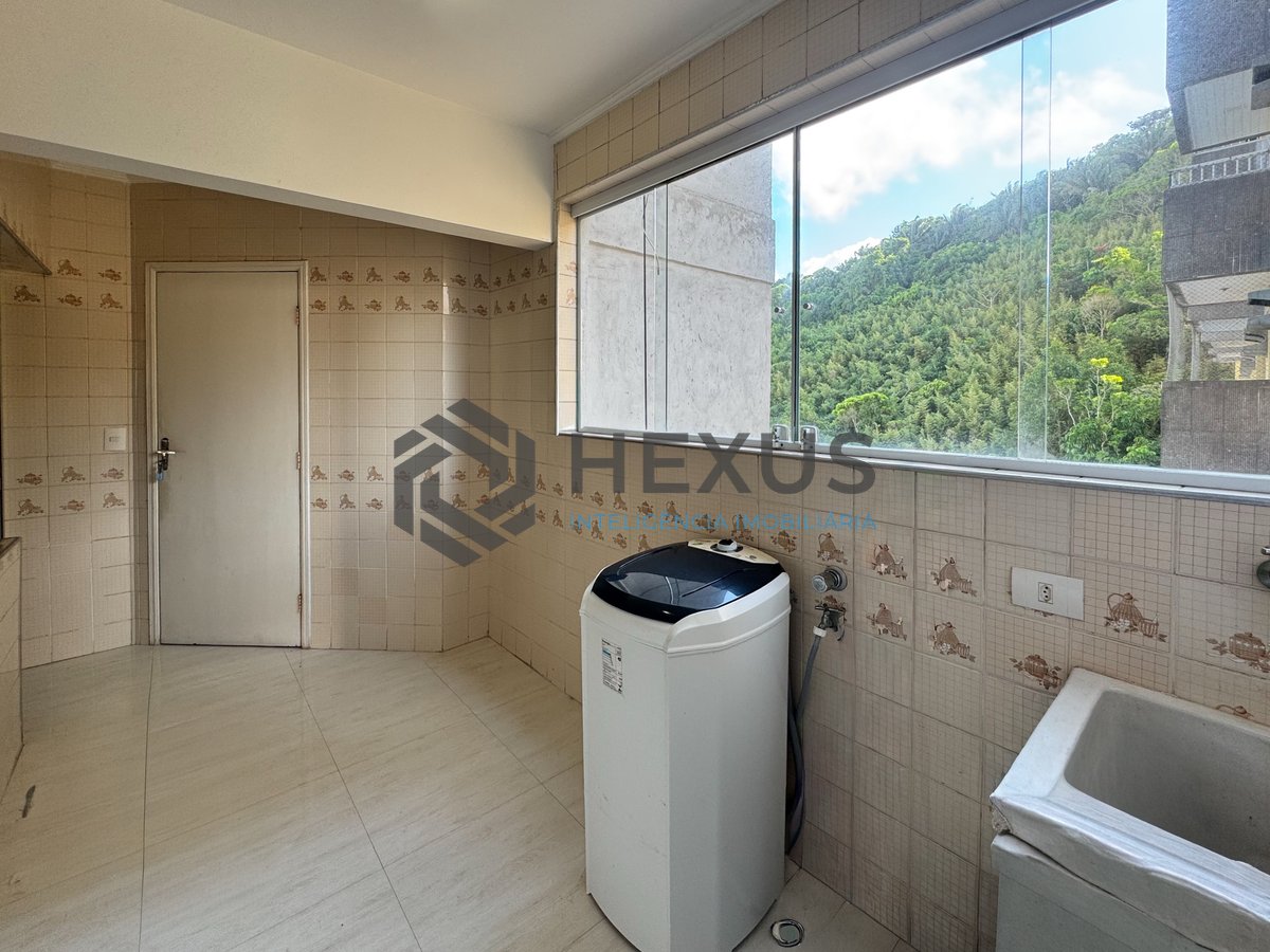 Foto 23 de Apartamento reformado com varanda vista mar e lazer a 80m da praia nas Pitangueiras, Guarujá