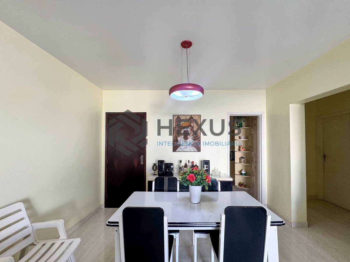 Foto 4 de Apartamento reformado com varanda vista mar e lazer a 80m da praia nas Pitangueiras, Guarujá