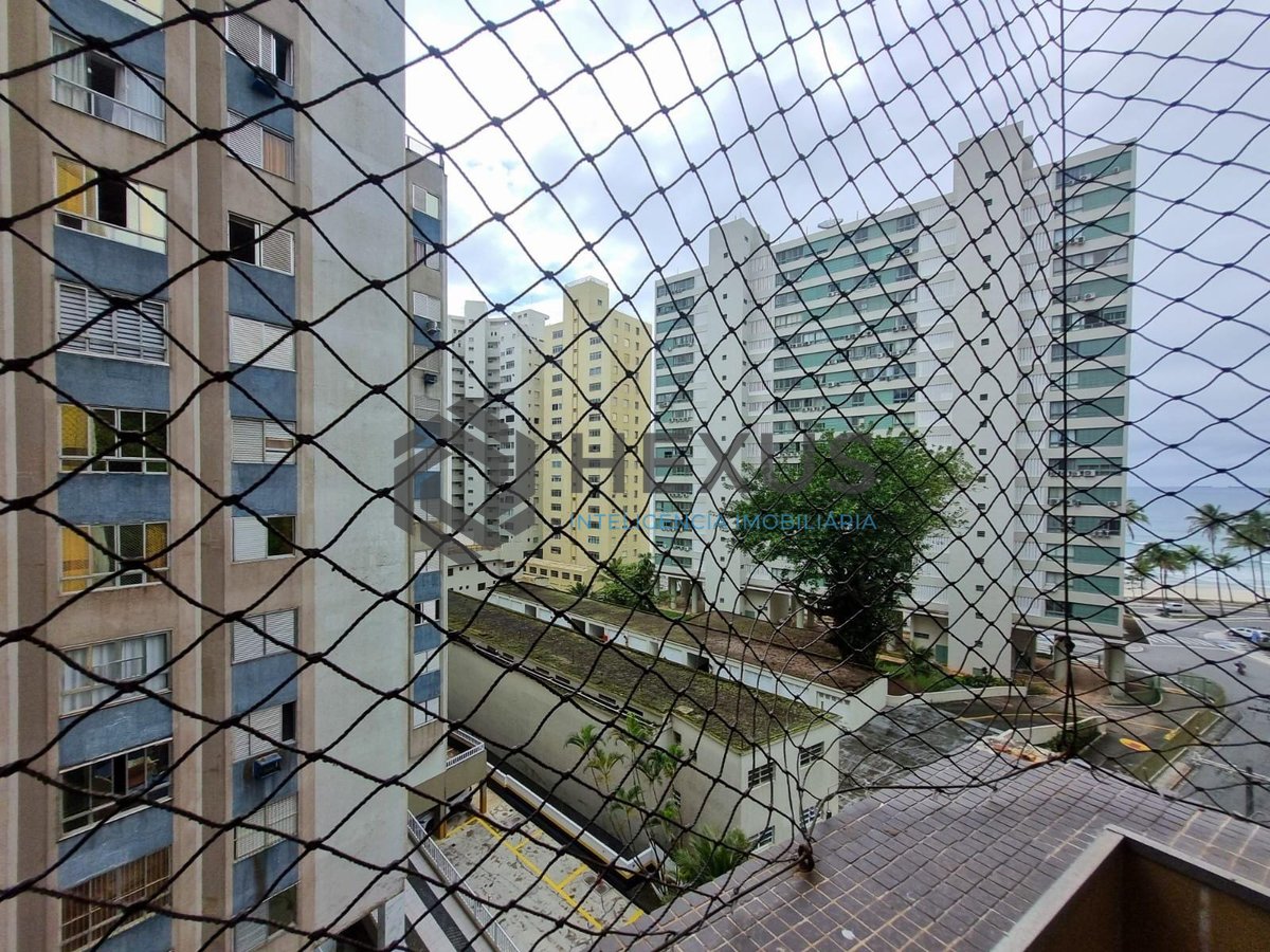 Foto 4 de Apartamento com varanda e lazer na quadra mar da Praia das Pitangueiras, Guaruja