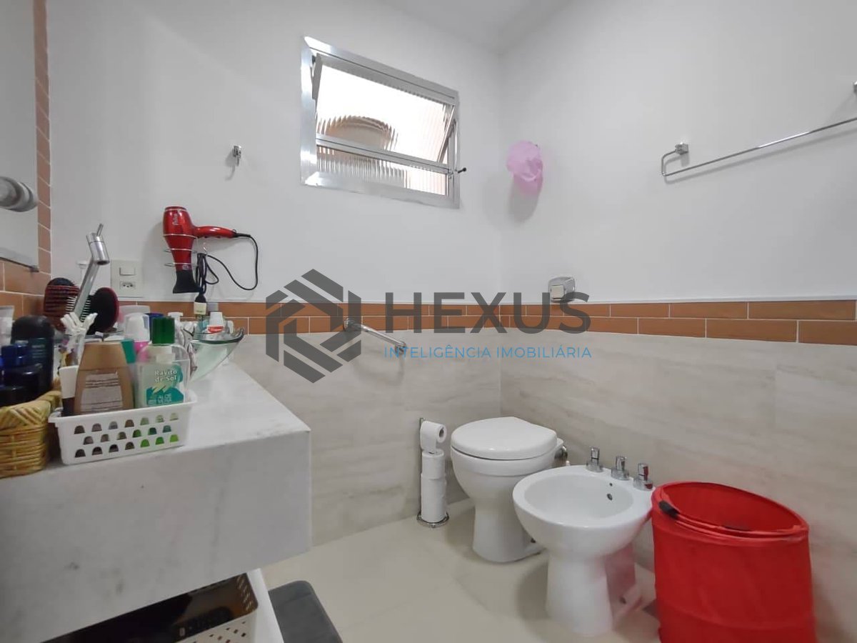 Foto 14 de Apartamento com varanda e lazer na Praia da Enseada, Guaruja