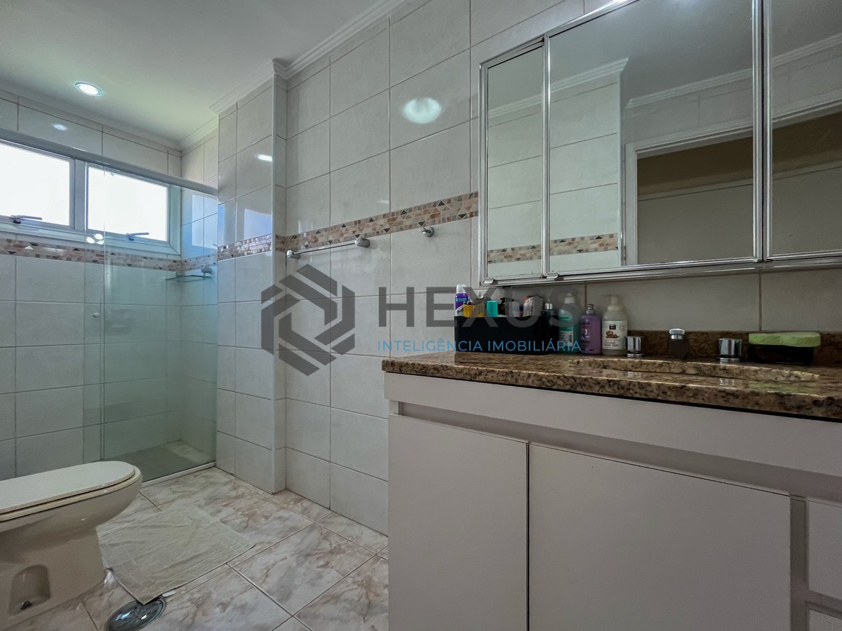 Foto 19 de Apartamento com varanda, vista mar e lazer na quadra mar da Praia das Pitangueiras, Guaruja