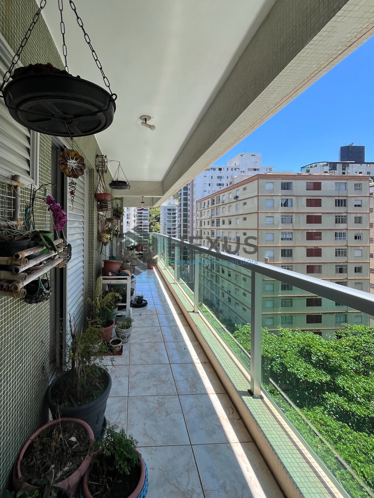 Foto 7 de Apartamento com varanda, vista mar e lazer na quadra mar da Praia das Pitangueiras, Guaruja